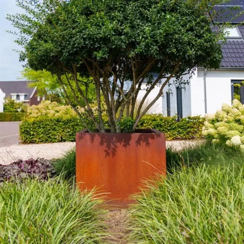 Plantenbak Corten 5 Deze Corten plantenbakken zijn ideaal voor tuin, terras of openbare ruimte, en combineren een unieke esthetiek met praktische functionalitei